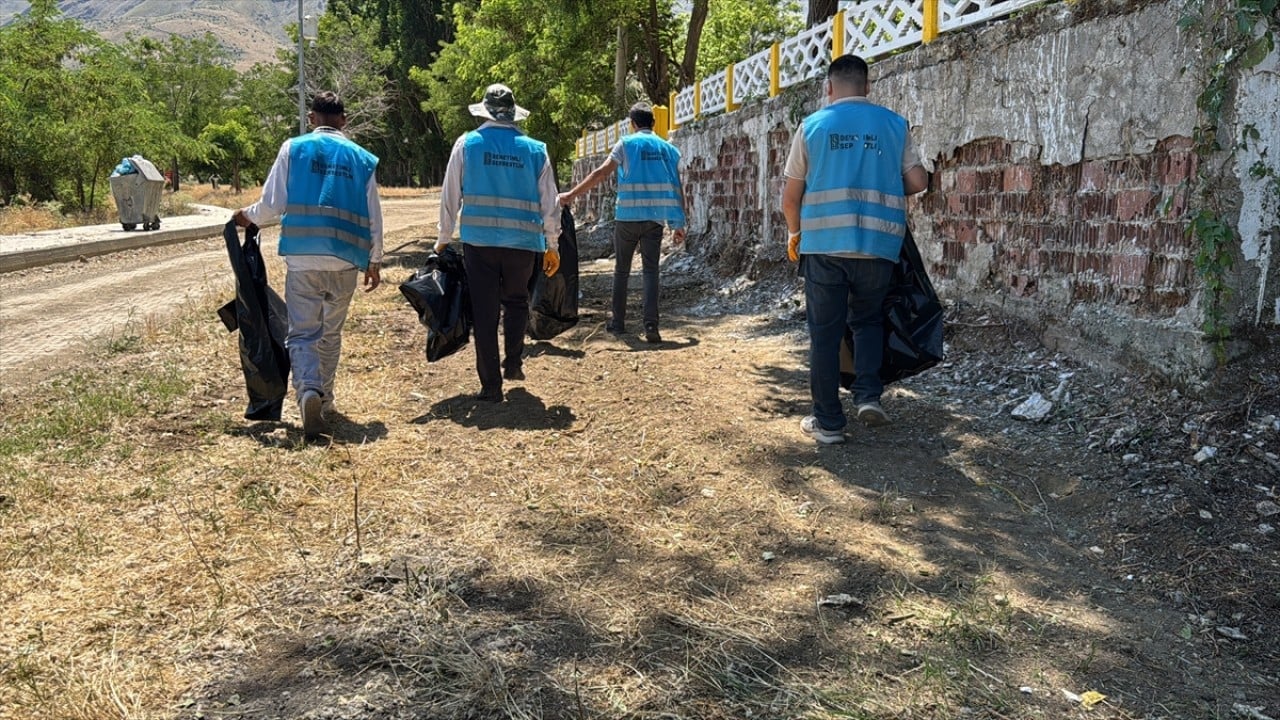 Foto - Tatilcilerin kirlettiği sahili tatilciler için temizliyorlar