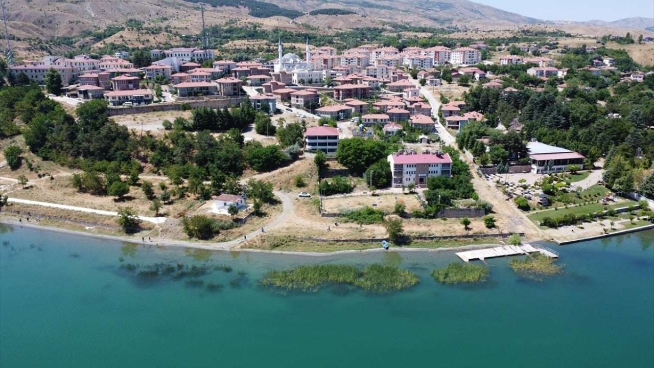 Foto - Tatilcilerin kirlettiği sahili tatilciler için temizliyorlar