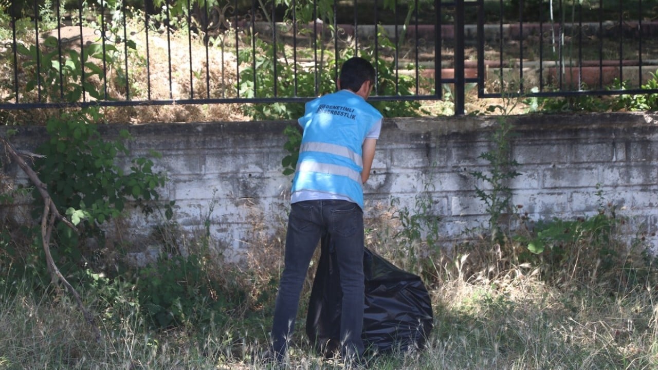 Foto - Tatilcilerin kirlettiği sahili tatilciler için temizliyorlar