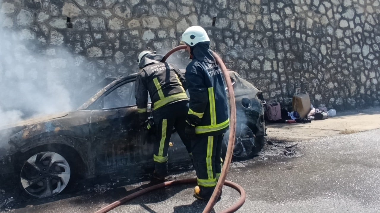 Foto - Tatilden dönen ailenin otomobili alev alev yandı muhtemel faciadan dönüldü