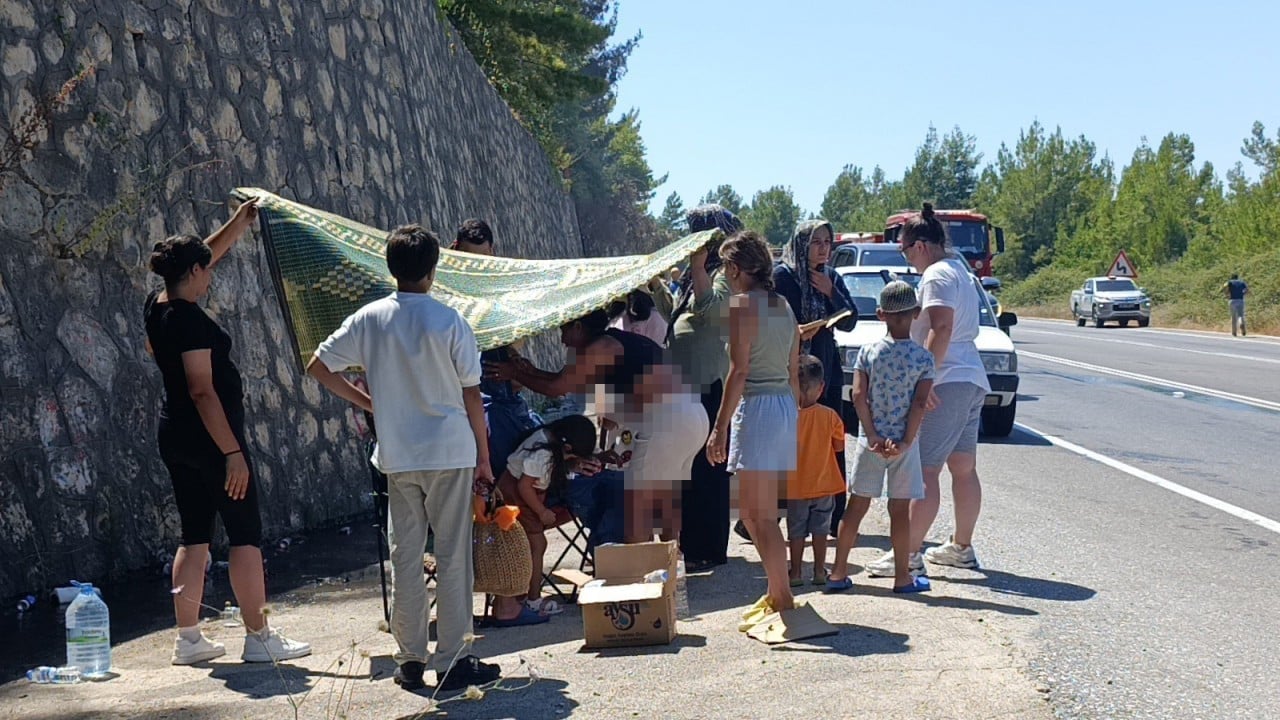 Foto - Tatilden dönen ailenin otomobili alev alev yandı muhtemel faciadan dönüldü