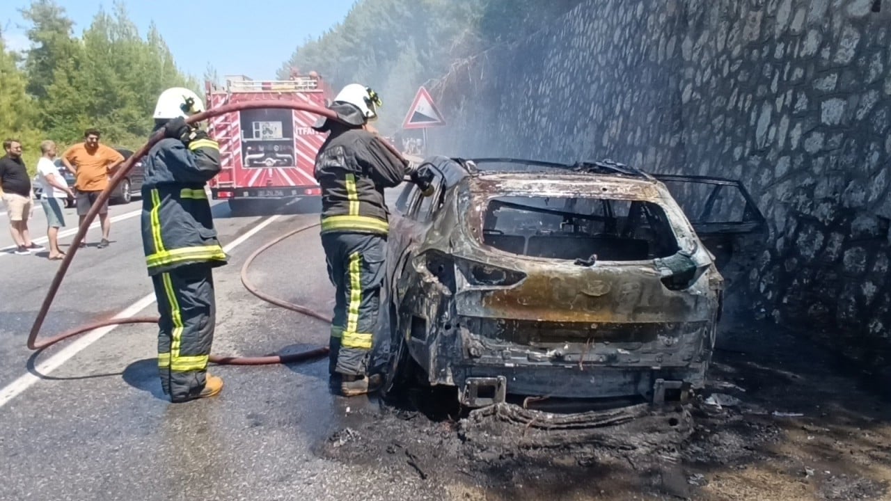 Foto - Tatilden dönen ailenin otomobili alev alev yandı muhtemel faciadan dönüldü
