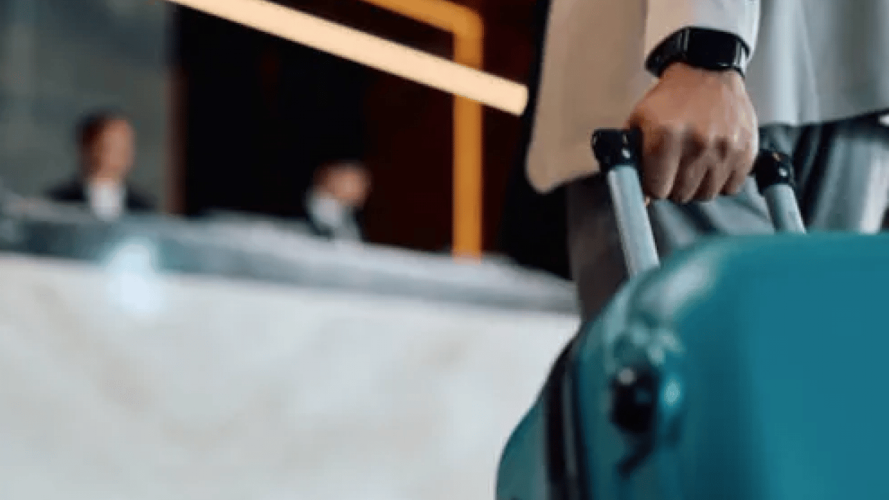 Foto - Tatile çıktığınızda pasaportunuzu... Adaptörünüzü mü unuttunuz? Çözüm odadaki televizyonda gizli!