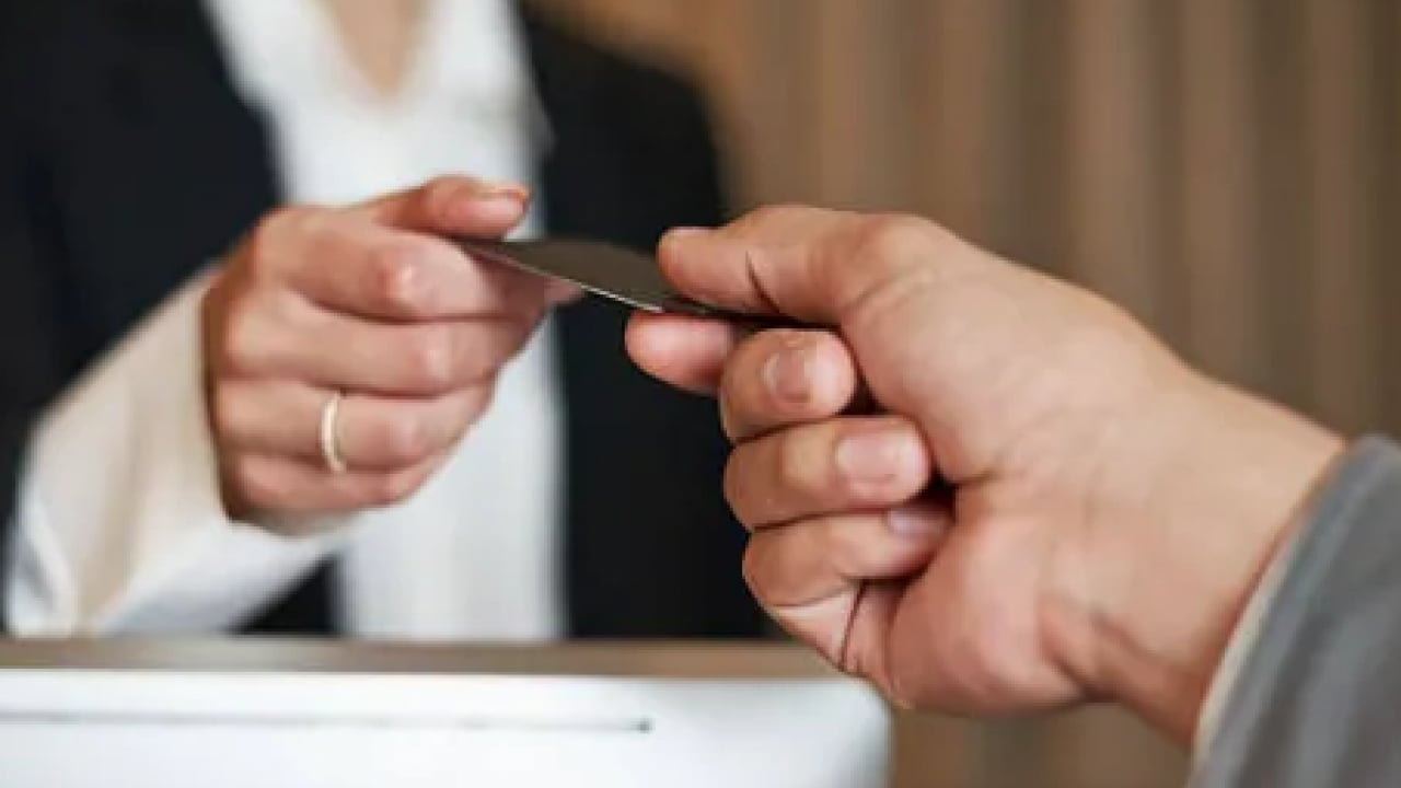 Foto - Tatile çıktığınızda pasaportunuzu... Adaptörünüzü mü unuttunuz? Çözüm odadaki televizyonda gizli!