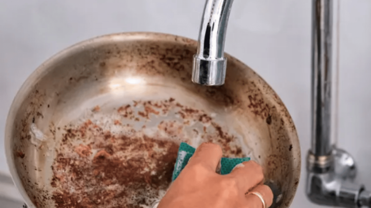 Foto - Tavaları ovma derdine son! 2 dakikalık yöntemle açık açık bunu yapın ve...