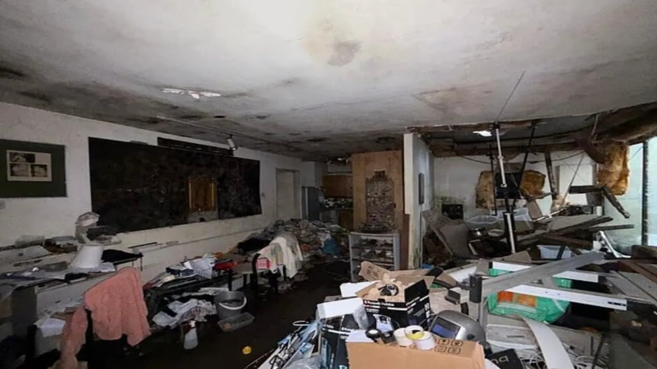 Foto - Tavanı çökmüş, çöpler içinde... Bu harabeyi 45 milyon TL’ye veriyorlar