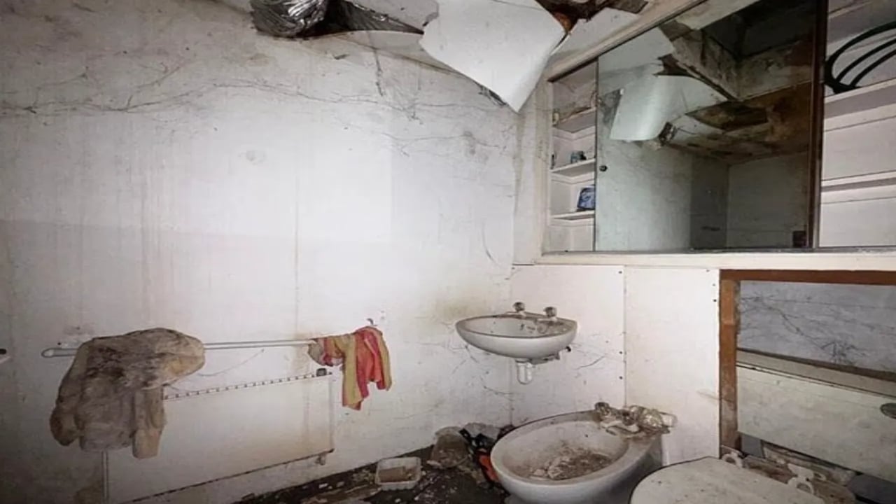 Foto - Tavanı çökmüş, çöpler içinde... Bu harabeyi 45 milyon TL’ye veriyorlar