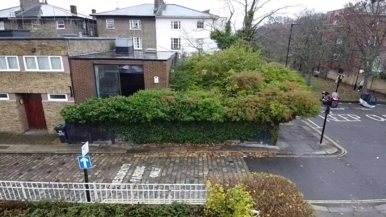 Foto - Tavanı çökmüş, çöpler içinde... Bu harabeyi 45 milyon TL’ye veriyorlar