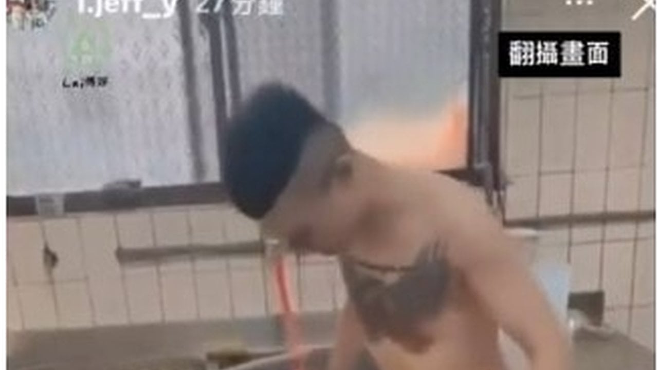 Foto - Tavuk zincirinde mide bulandıran görüntüler: Personel, tavukları ayaklarıyla ezdi