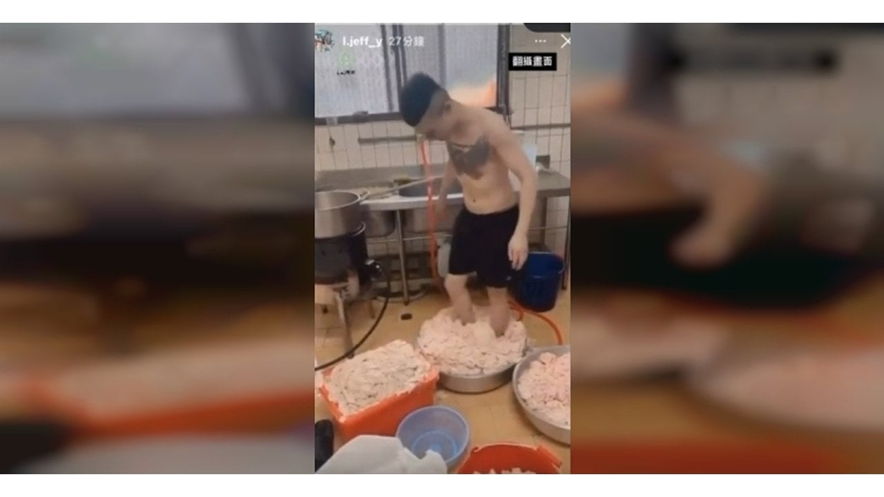 Foto - Tavuk zincirinde mide bulandıran görüntüler: Personel, tavukları ayaklarıyla ezdi