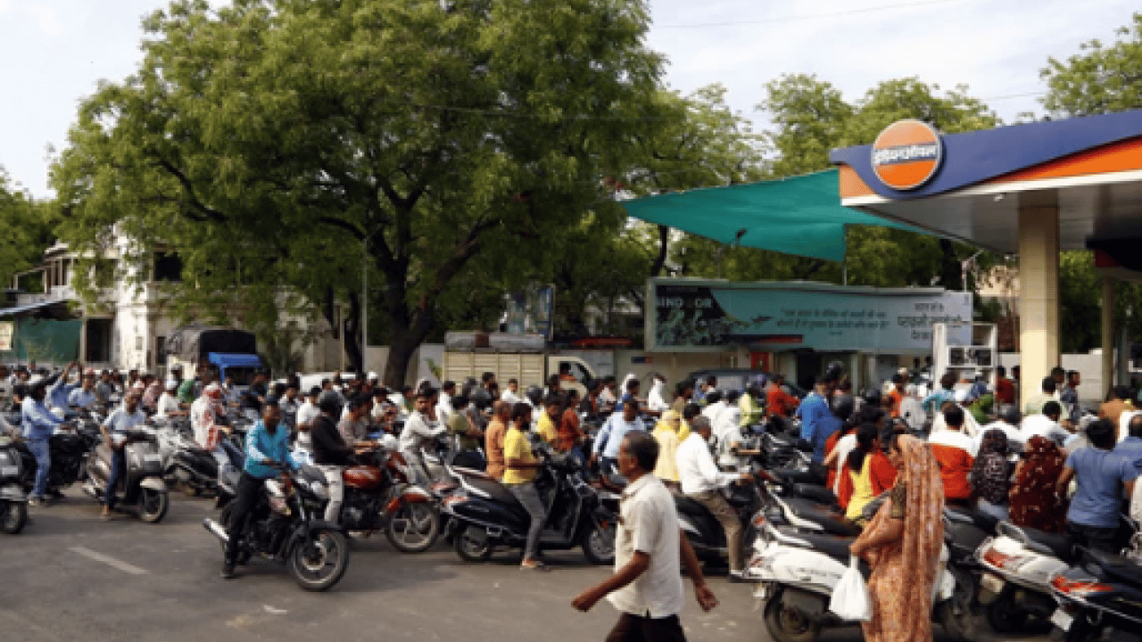 Foto - Tayland’da akaryakıt krizi! İstasyonlarda dev kuyruklar oluştu