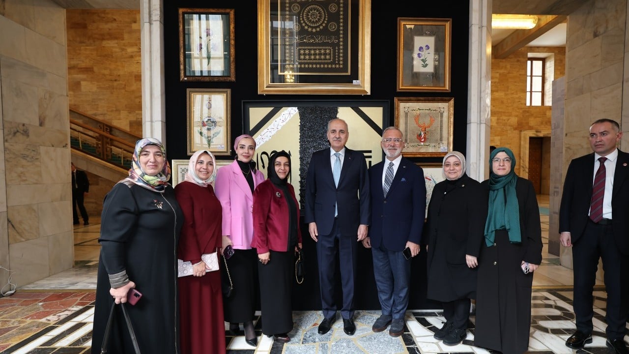 Foto - TBMM Başkanı Kurtulmuş 'Hilalin Işığında' sergisini ziyaret etti