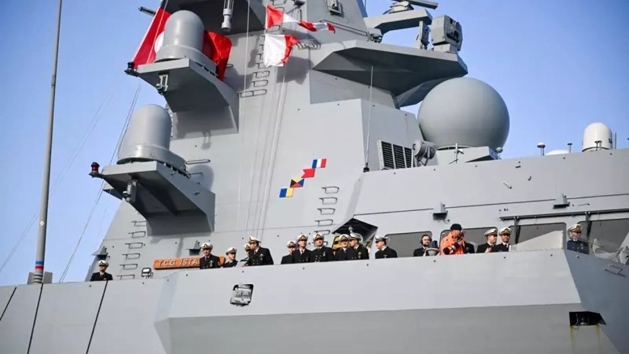 Foto - TCG Anadolu Hollanda'yı ayağa kaldırdı! Gören apar topar telefonuna sarıldı