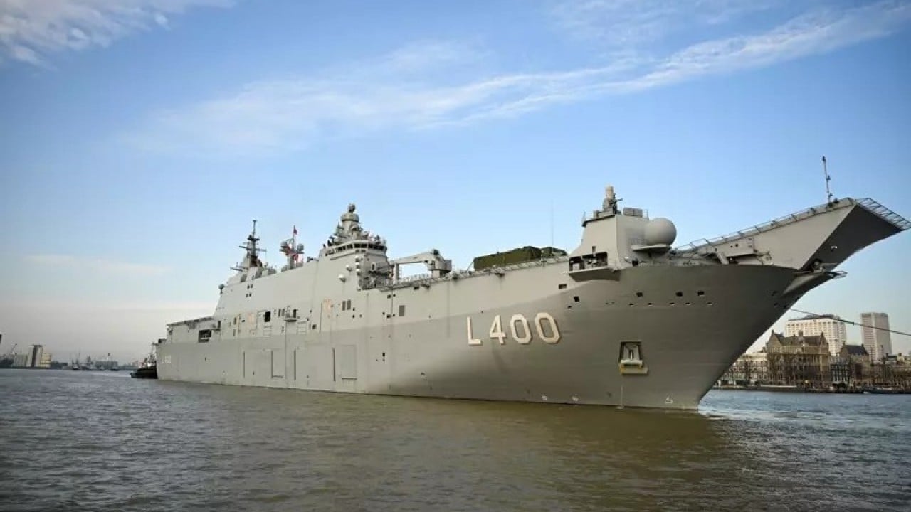 Foto - TCG Anadolu Hollanda'yı ayağa kaldırdı! Gören apar topar telefonuna sarıldı