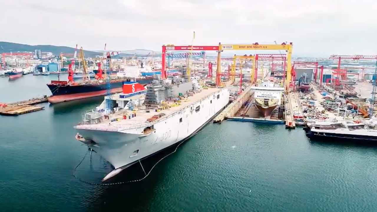 Foto - TCG Anadolu Hollanda'yı ayağa kaldırdı! Gören apar topar telefonuna sarıldı