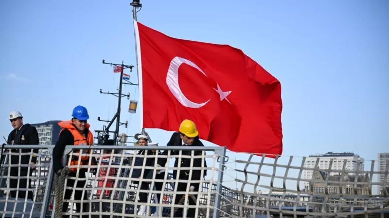 Foto - TCG Anadolu Hollanda'yı ayağa kaldırdı! Gören apar topar telefonuna sarıldı