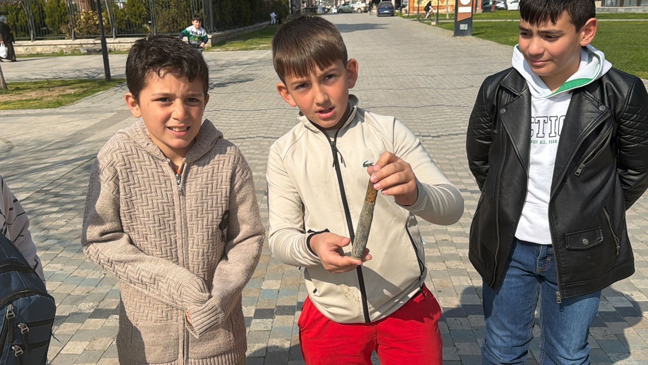 Foto - Tehlikenin farkında değiller! Çocuklar paslı mühimmatı çıplak elle polise götürdü