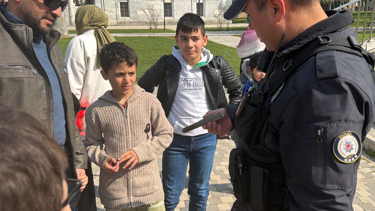 Tehlikenin farkında değiller! Çocuklar paslı mühimmatı çıplak elle polise götürdü