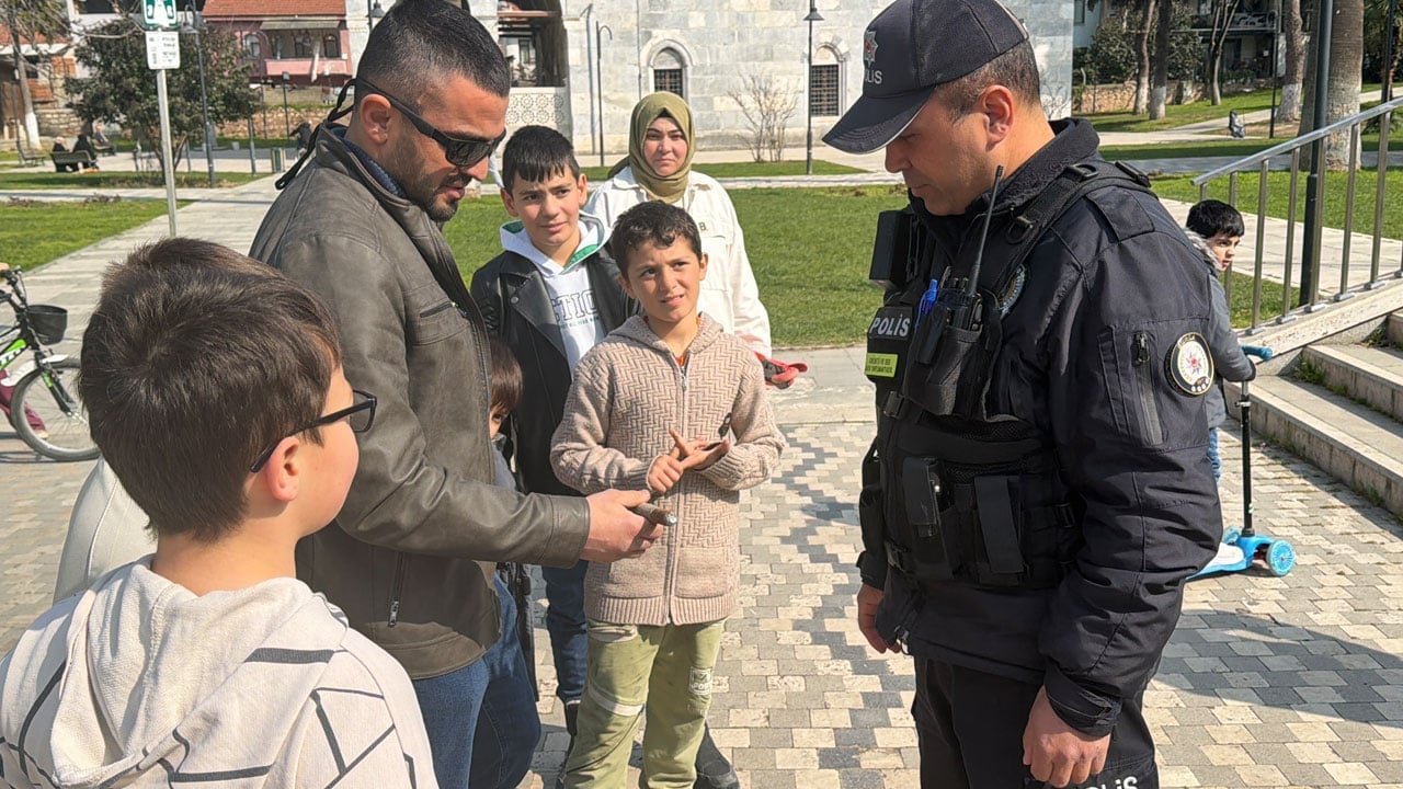 Foto - Tehlikenin farkında değiller! Çocuklar paslı mühimmatı çıplak elle polise götürdü