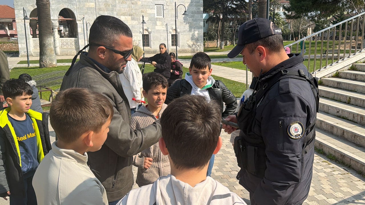 Foto - Tehlikenin farkında değiller! Çocuklar paslı mühimmatı çıplak elle polise götürdü