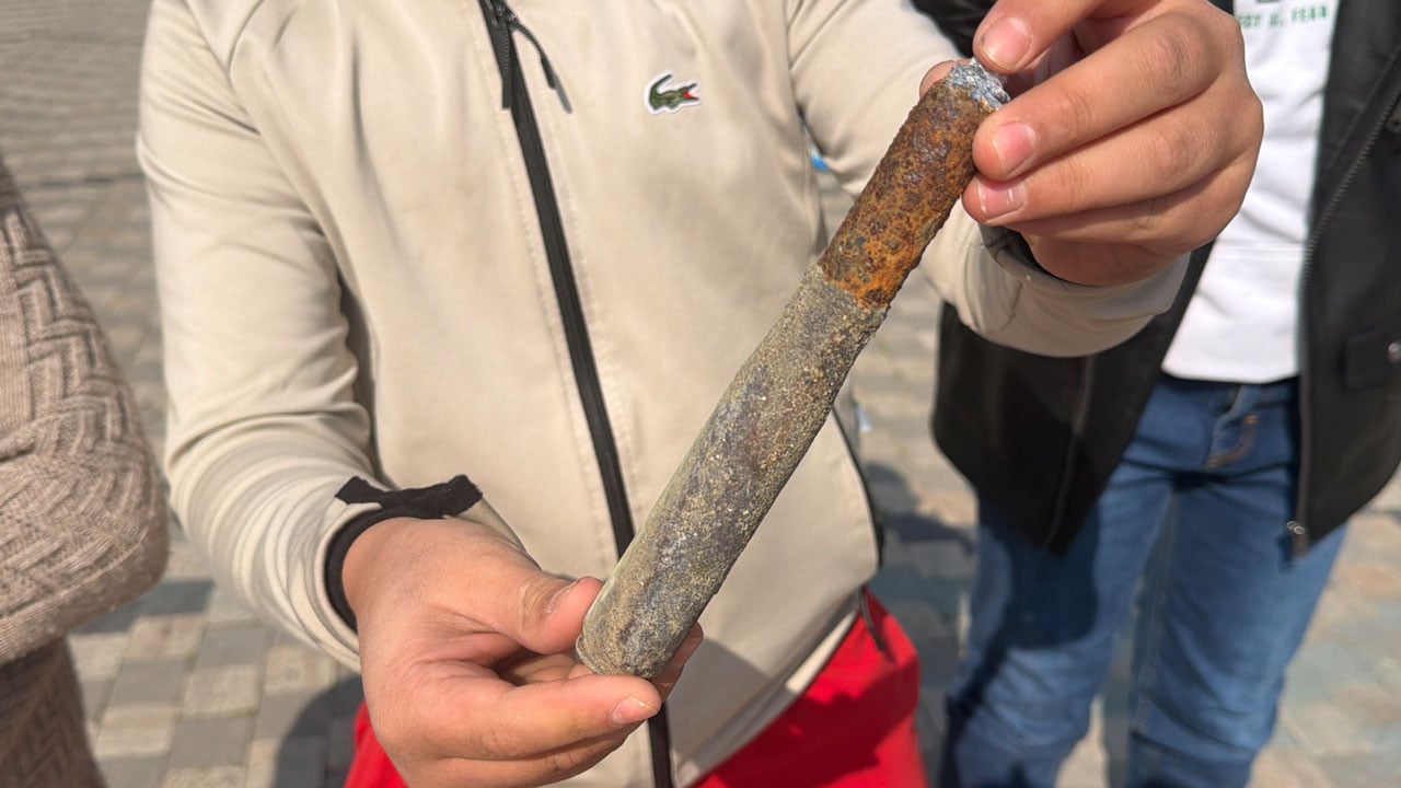 Foto - Tehlikenin farkında değiller! Çocuklar paslı mühimmatı çıplak elle polise götürdü