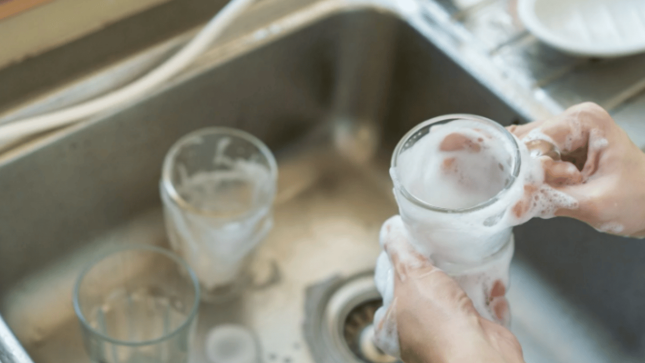 Foto - Tek bir malzeme yetiyor! Matlaşan bardakları parlatan doğal yöntem