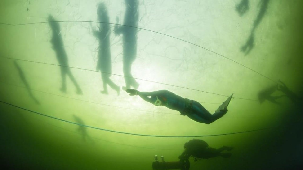 Tek nefeste 141 metre dalarak dünya rekoru kırdı