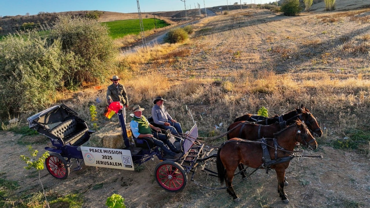 Foto - Tekerlekler barış için dönüyor: Almanya’dan Kudüs’e faytonla giden aktivistler Gazze’deki ateşkese sevindi