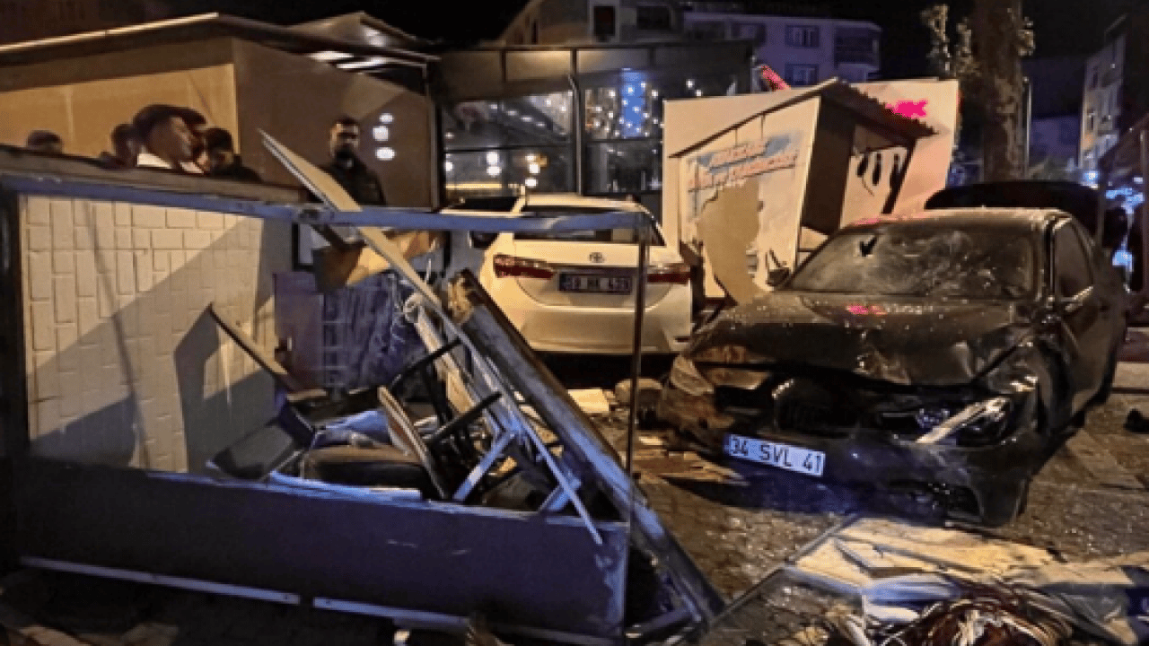 Foto - Tekirdağ'da facianın eşiğinden dönüldü: Kontrolden çıkan otomobil durağa daldı!