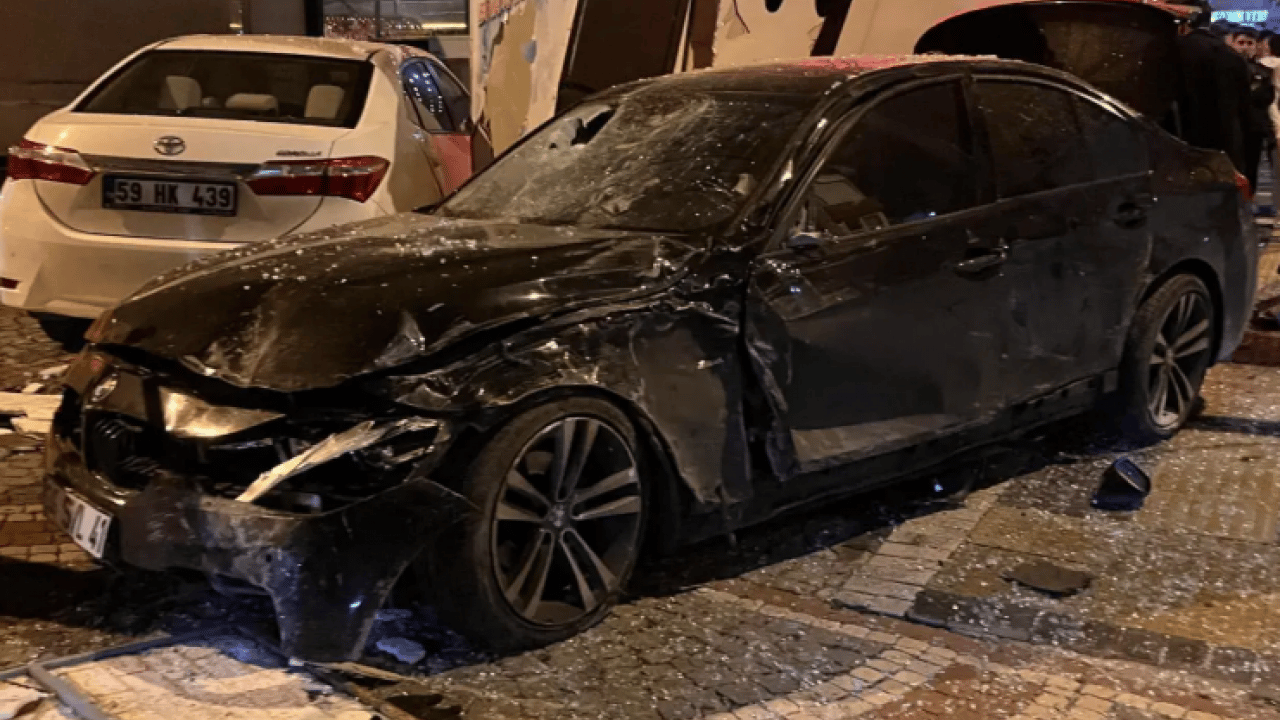 Foto - Tekirdağ'da facianın eşiğinden dönüldü: Kontrolden çıkan otomobil durağa daldı!