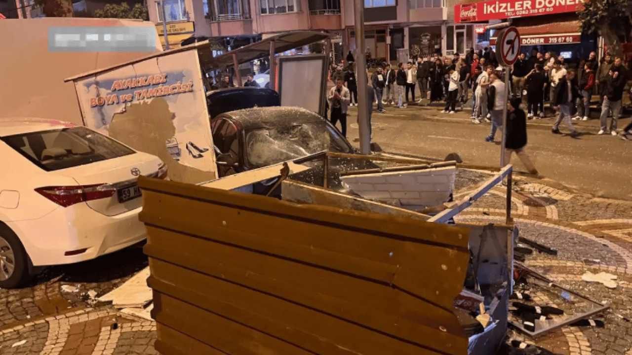 Foto - Tekirdağ'da facianın eşiğinden dönüldü: Kontrolden çıkan otomobil durağa daldı!