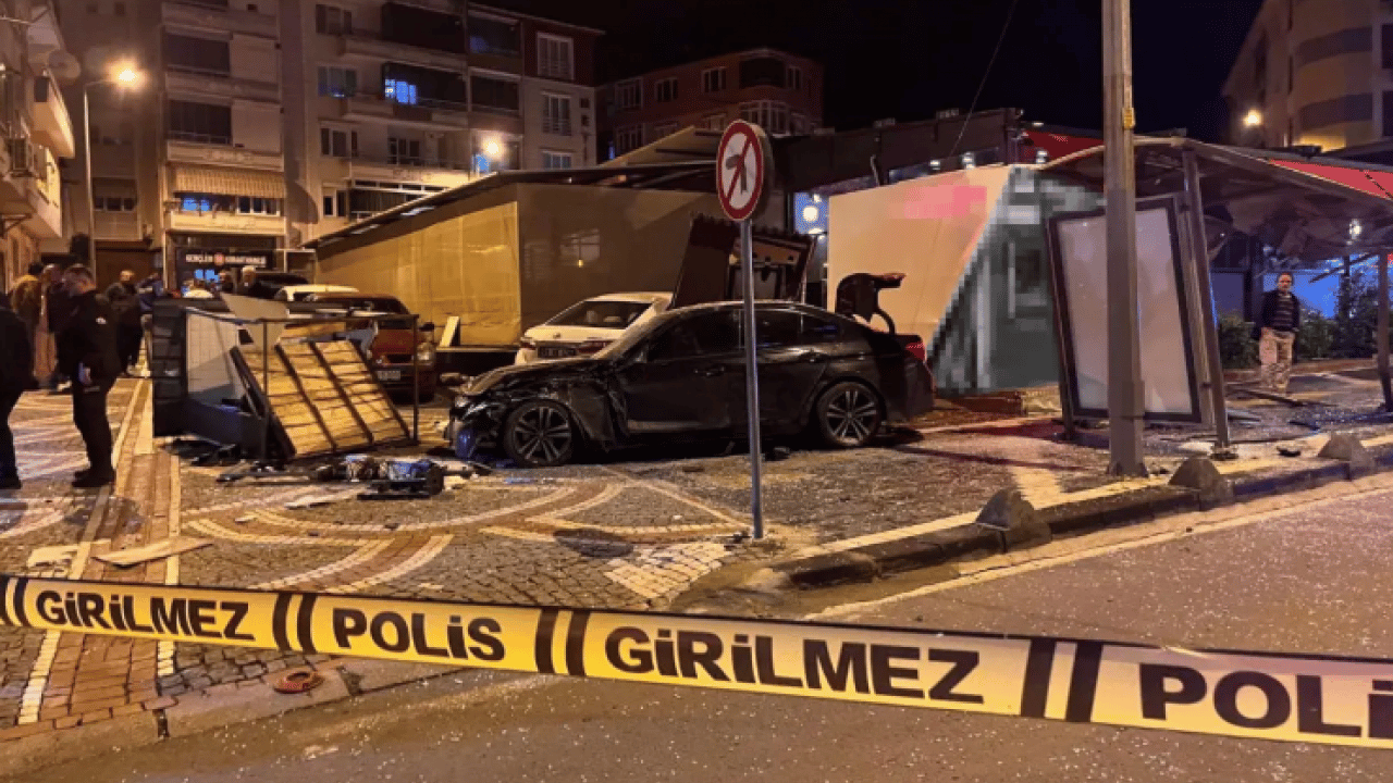 Foto - Tekirdağ'da facianın eşiğinden dönüldü: Kontrolden çıkan otomobil durağa daldı!