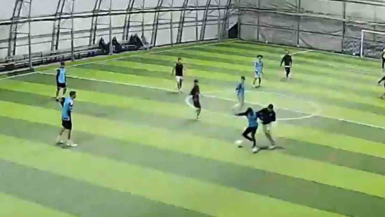 Tekme ve yumruklar havada uçuştu: Halı saha maçı değil boks maçı