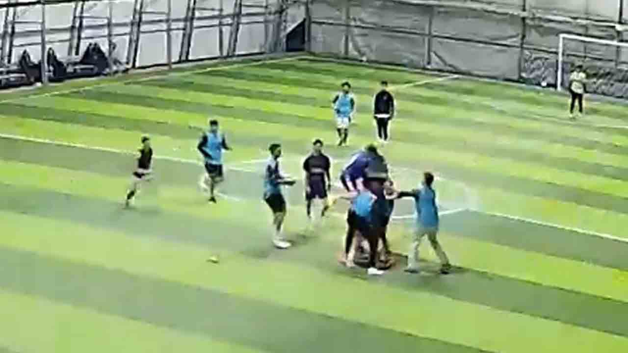 Foto - Tekme ve yumruklar havada uçuştu: Halı saha maçı değil boks maçı