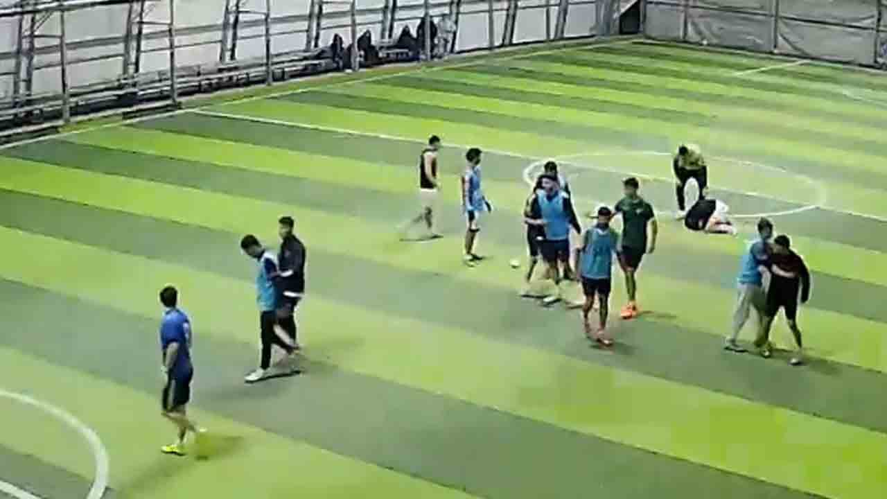 Foto - Tekme ve yumruklar havada uçuştu: Halı saha maçı değil boks maçı