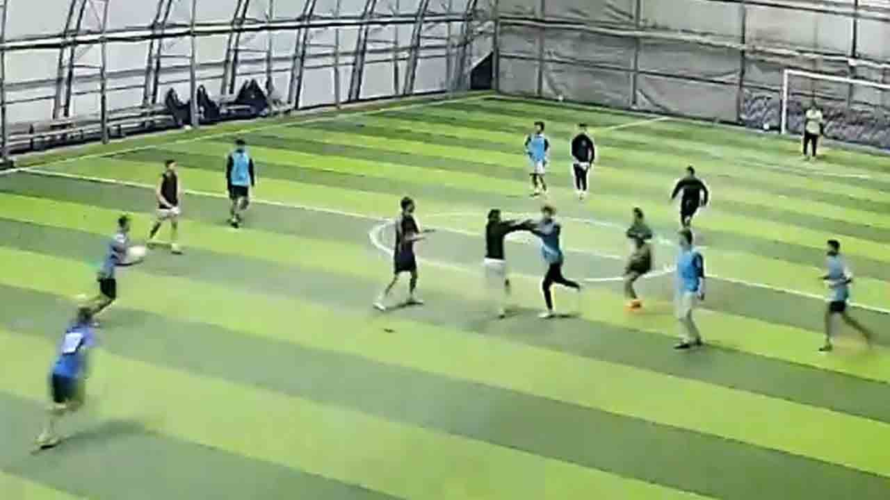 Foto - Tekme ve yumruklar havada uçuştu: Halı saha maçı değil boks maçı