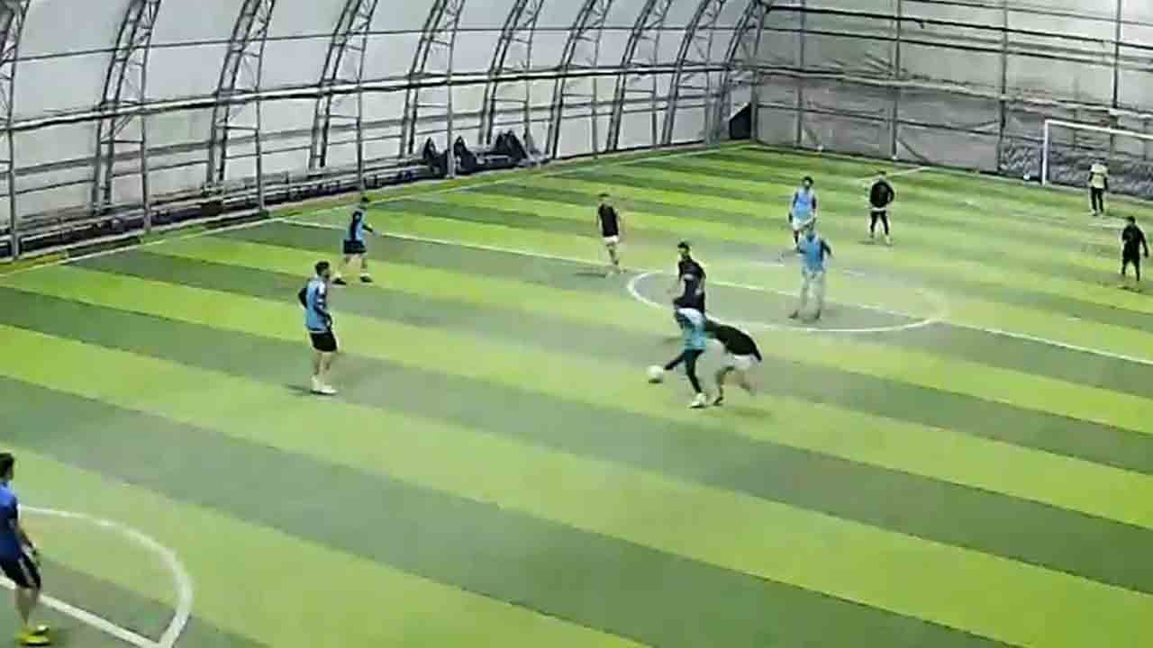 Foto - Tekme ve yumruklar havada uçuştu: Halı saha maçı değil boks maçı