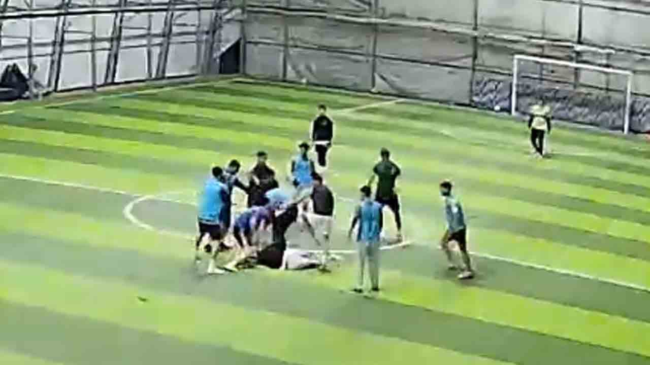 Foto - Tekme ve yumruklar havada uçuştu: Halı saha maçı değil boks maçı