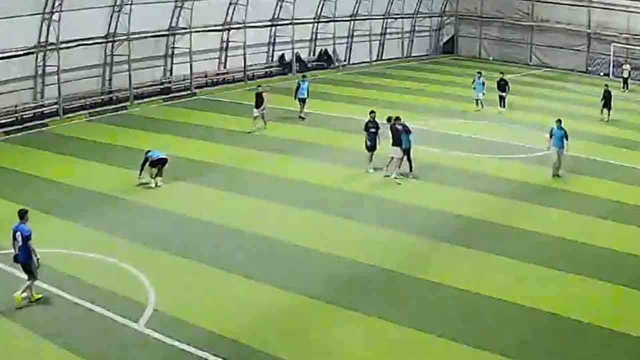 Foto - Tekme ve yumruklar havada uçuştu: Halı saha maçı değil boks maçı