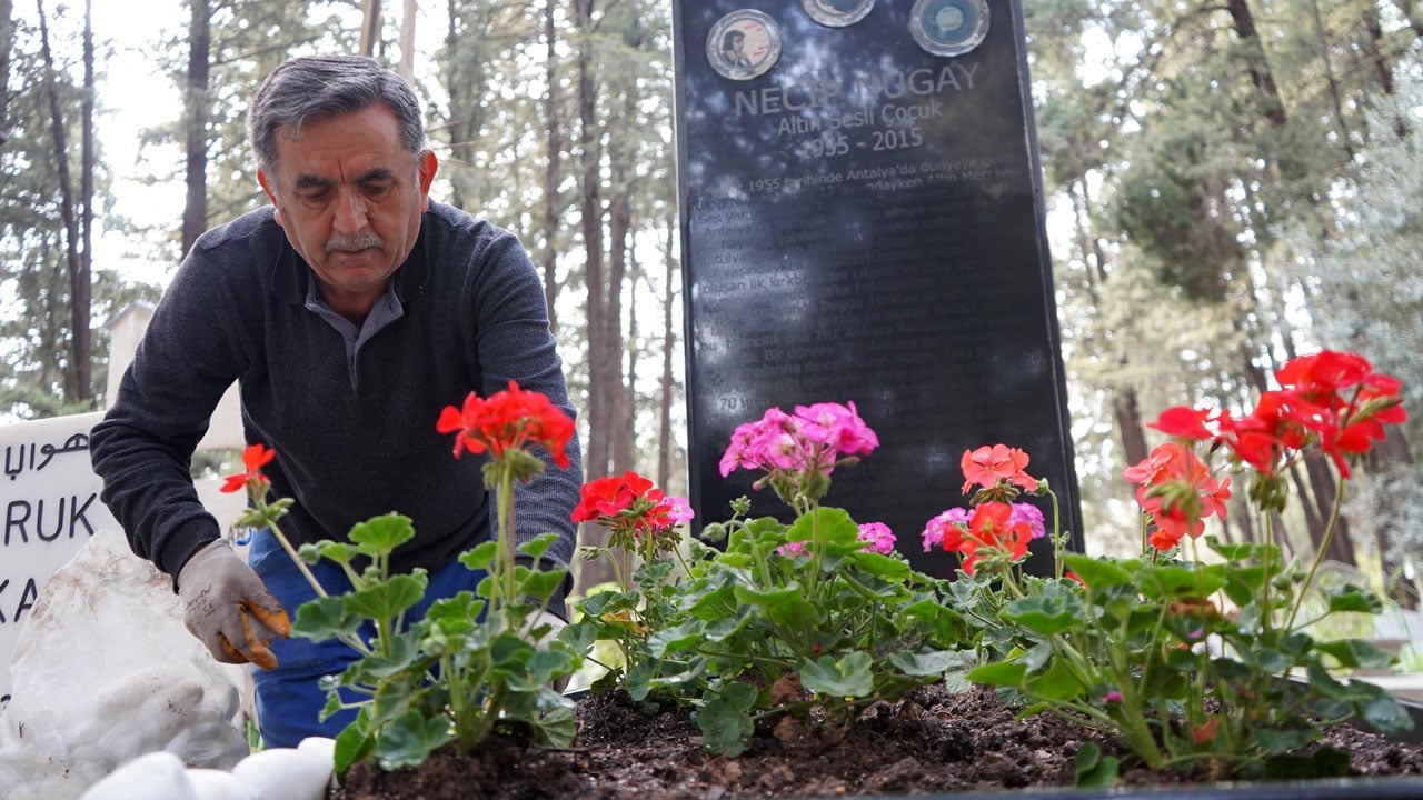 Foto - Teknoloji burada da devreye girdi! Artık kabir ziyaretleri görüntülü yapılıyor