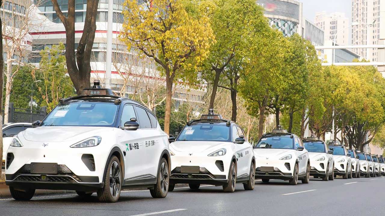 Foto - Teknolojinin karanlık yüzü! Yol ortasında durup tehlike saçtı