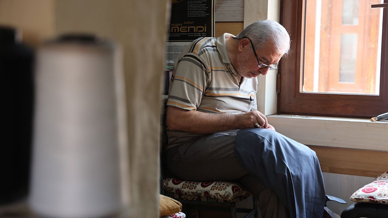 Foto - Teknolojiye direnen meslek yok oluyor! Ekmeğini 55 yıldır ilmek ilmek kazanıyor