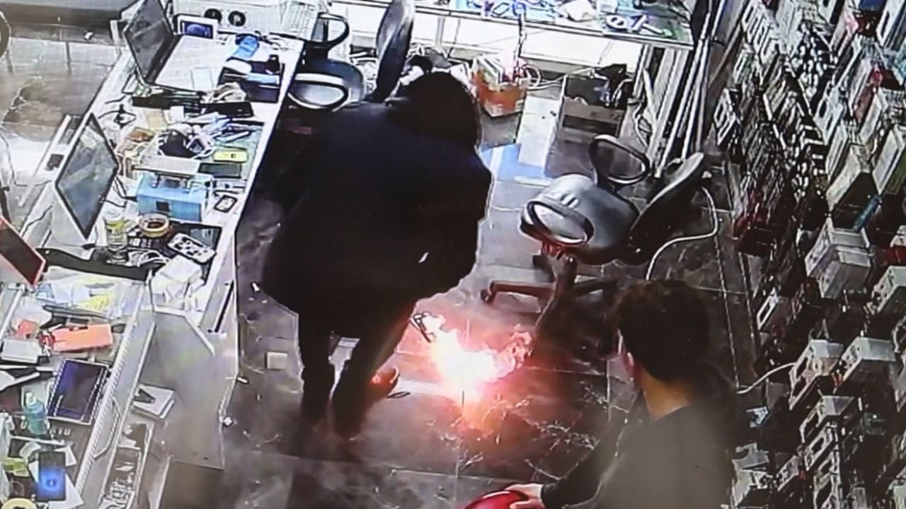 Foto - Telefon tamircisinde korku dolu anlar! Tezgahtaki telefon bomba gibi patladı