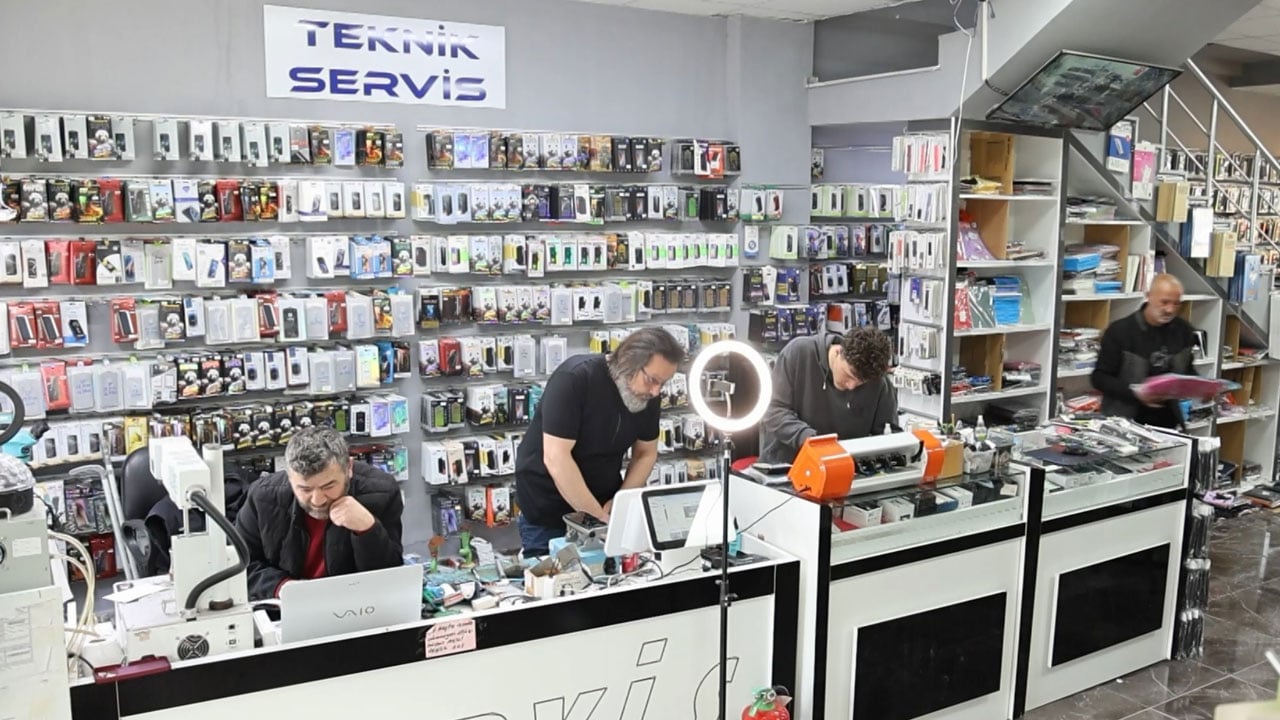 Foto - Telefon tamircisinde korku dolu anlar! Tezgahtaki telefon bomba gibi patladı