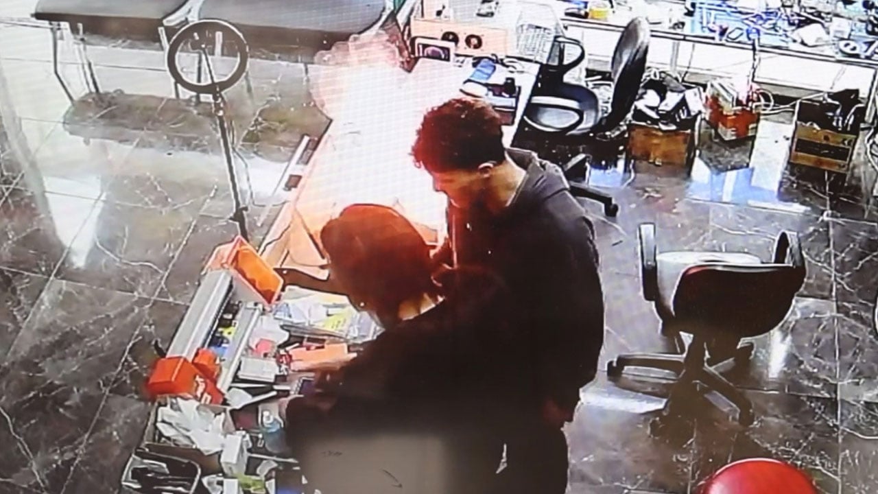 Telefon tamircisinde korku dolu anlar! Tezgahtaki telefon bomba gibi patladı
