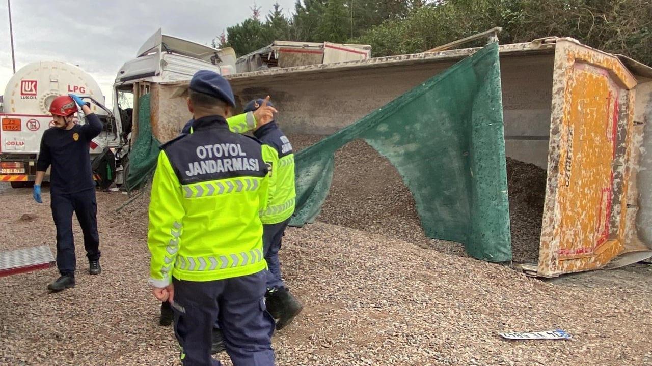 Foto - TEM’de feci kaza! Hayatını kaybedenler var