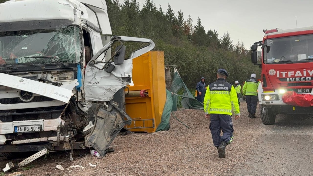 Foto - TEM’de feci kaza! Hayatını kaybedenler var