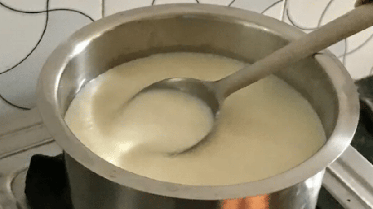 Foto - Tencere detayına dikkat! Süt kaynatırken başında beklemeye son! Bu yöntem taşmayı anında durduruyor!