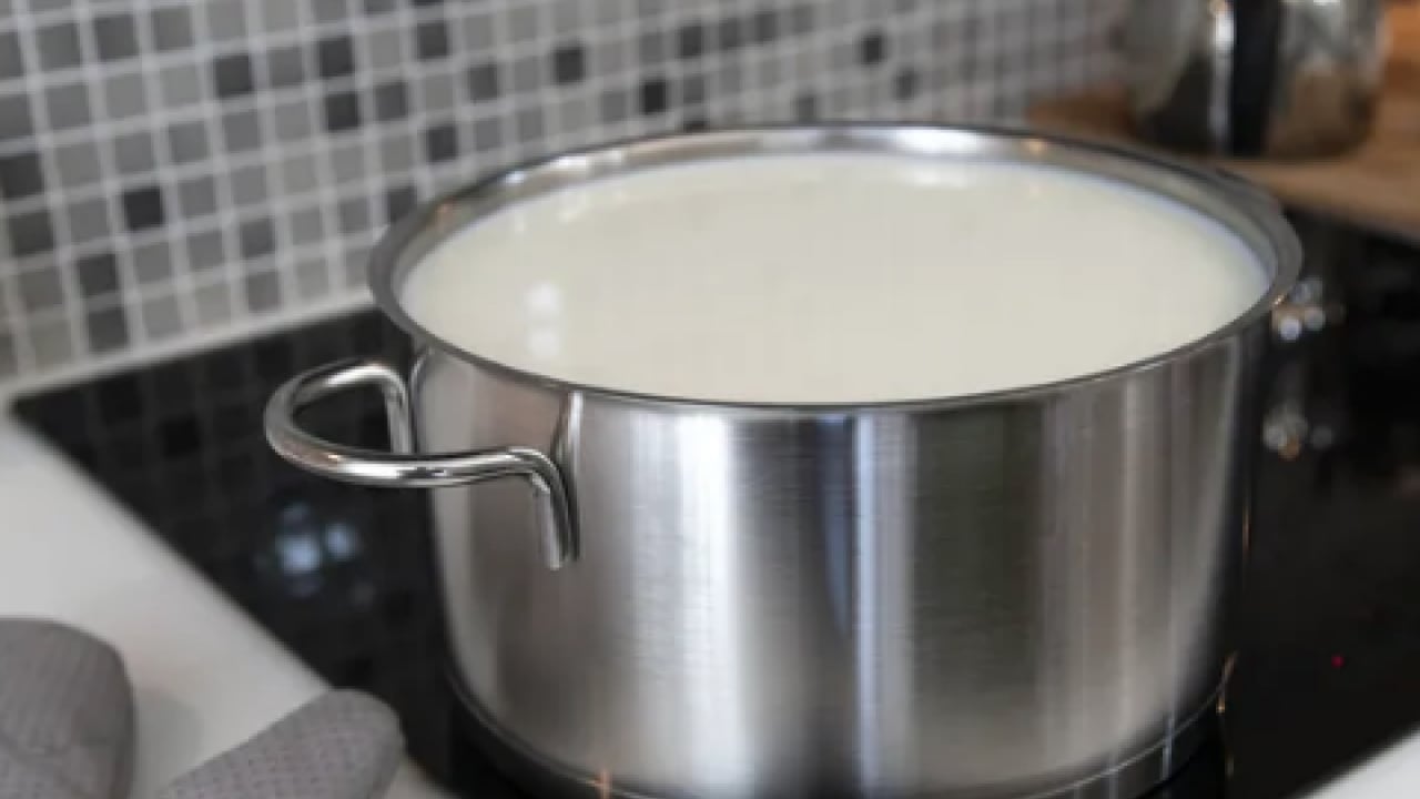 Foto - Tencere detayına dikkat! Süt kaynatırken başında beklemeye son! Bu yöntem taşmayı anında durduruyor!