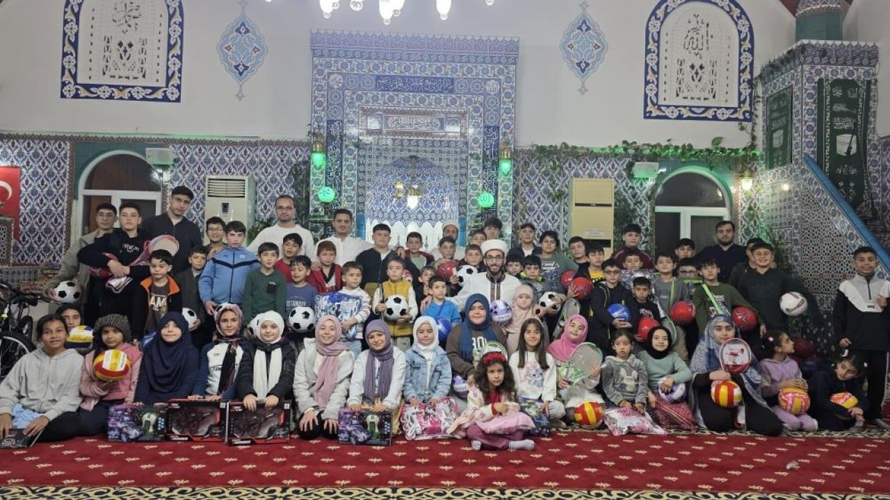 Foto - Teravih namazını aksatmadılar Hediyelerle çifte bayram yaptılar